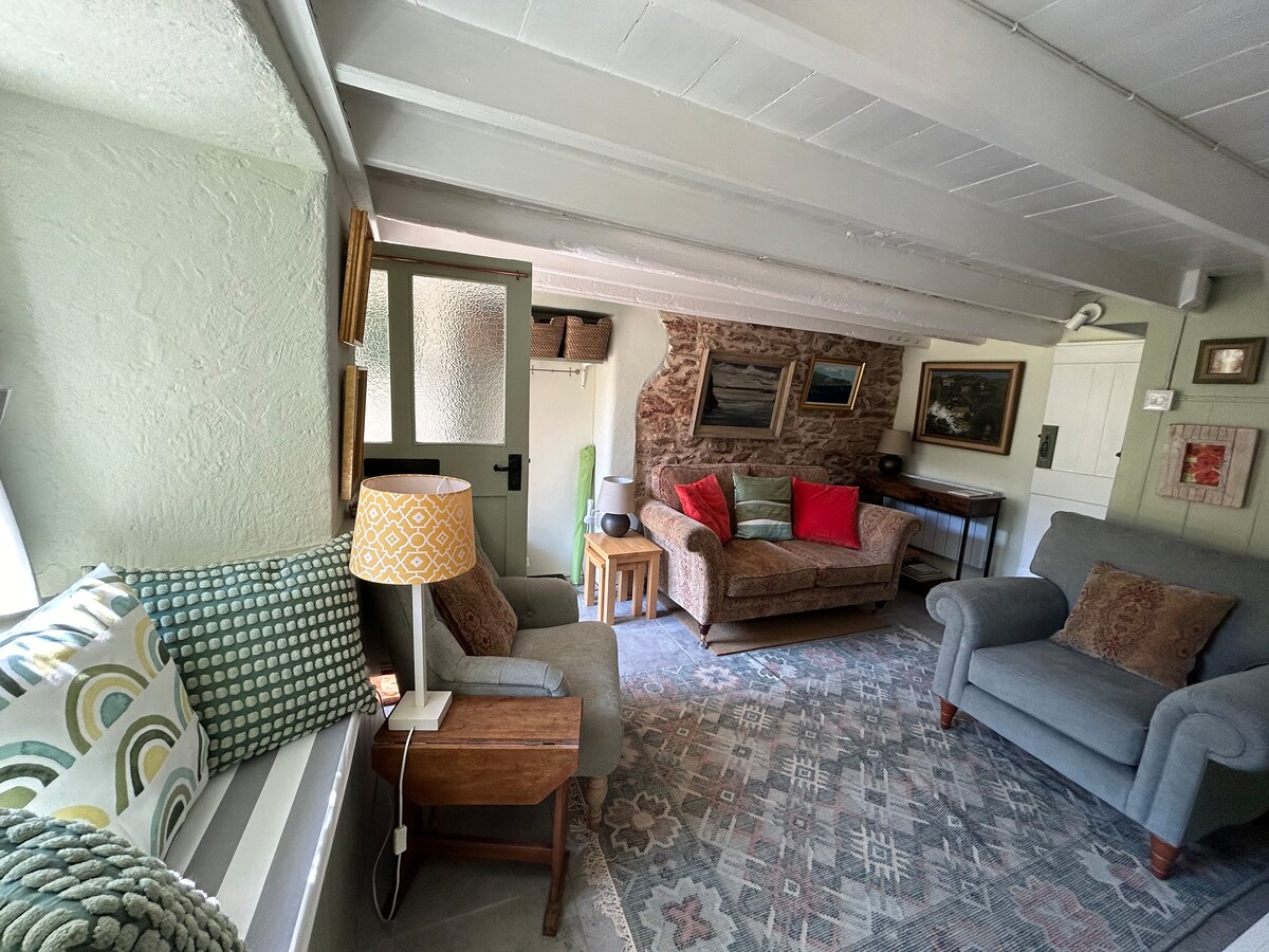 Top Airbnb: Cosy Cottage Yards from Beach! in South Huish