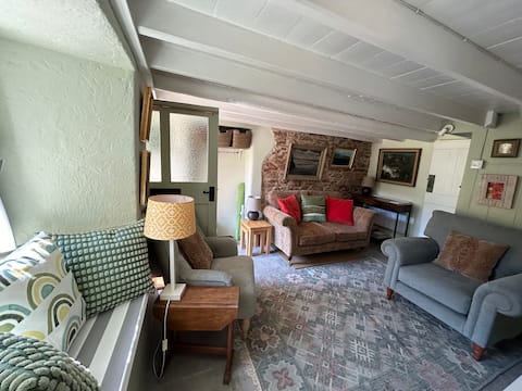 Top Airbnb: A Cosy Cottage Yards from Beach in South Huish