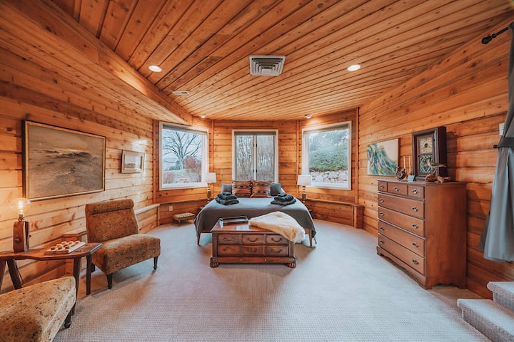 جناح بغرفة نوم رئيسية في الطابق السفلي مع سرير بمقاس كبير. 

تصوير كريس وبام دانييلي