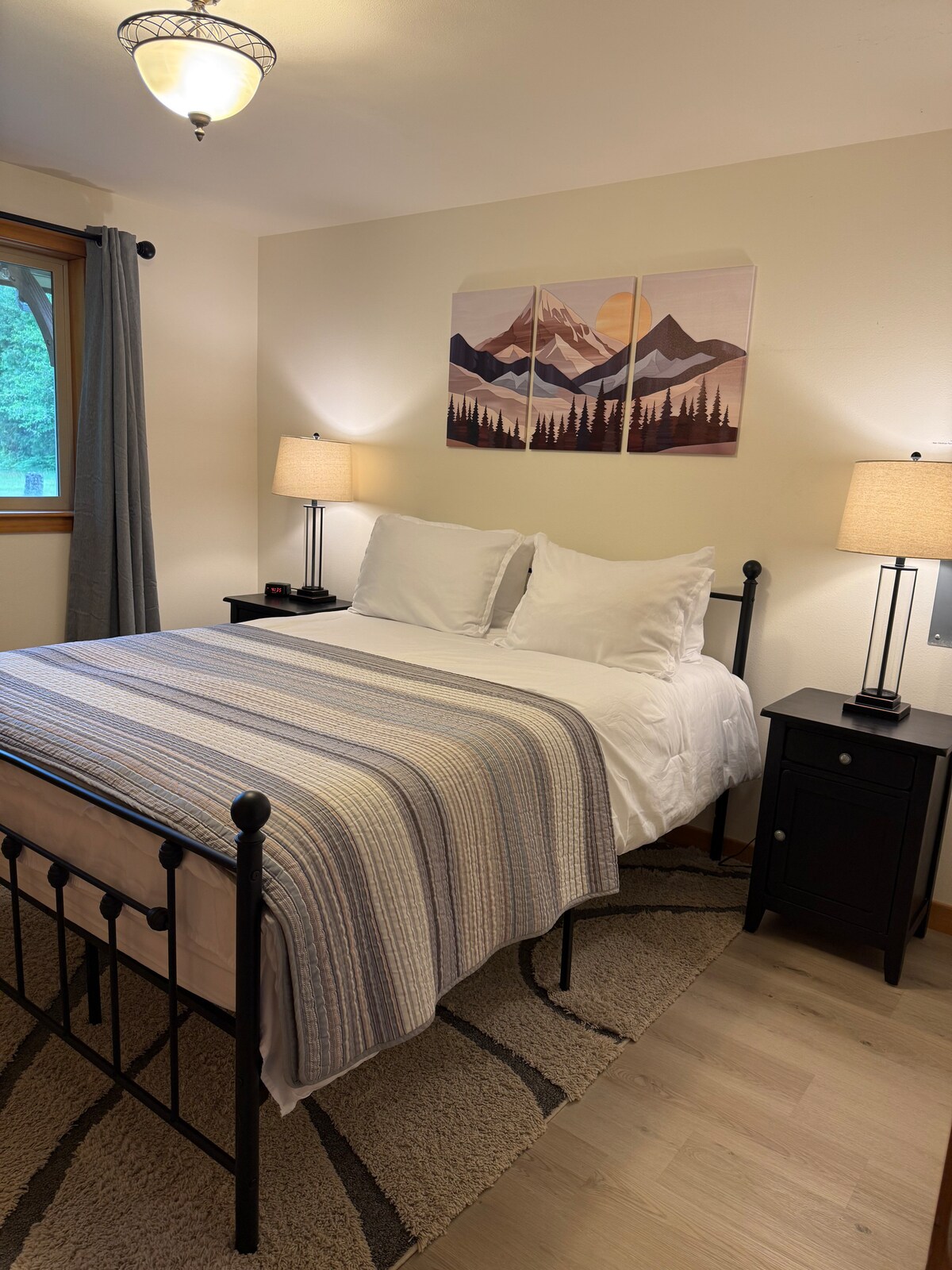 ห้องนอนนี้ไม่เพียงแต่ได้รับการออกแบบอย่างมีรสนิยมเท่านั้น เตียงนอนยังสบายและแข็งแรงสุดๆ