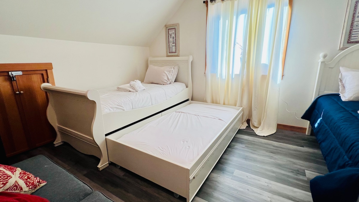 ห้องนอนที่ 2 เป็นห้องใต้หลังคาชั้นบนมีเตียงคู่ 2 หลังเตียงคู่ 1 หลังฟูกนอนคู่และห้องน้ำในตัว เป็นห้องใต้หลังคาสไตล์เอแบบดั้งเดิมที่ไม่มีประตูแยกออกจากด้านบนของบันได มีพาร์ทิชันแอคคอร์เดียนเพื่อความเป็นส่วนตัว 