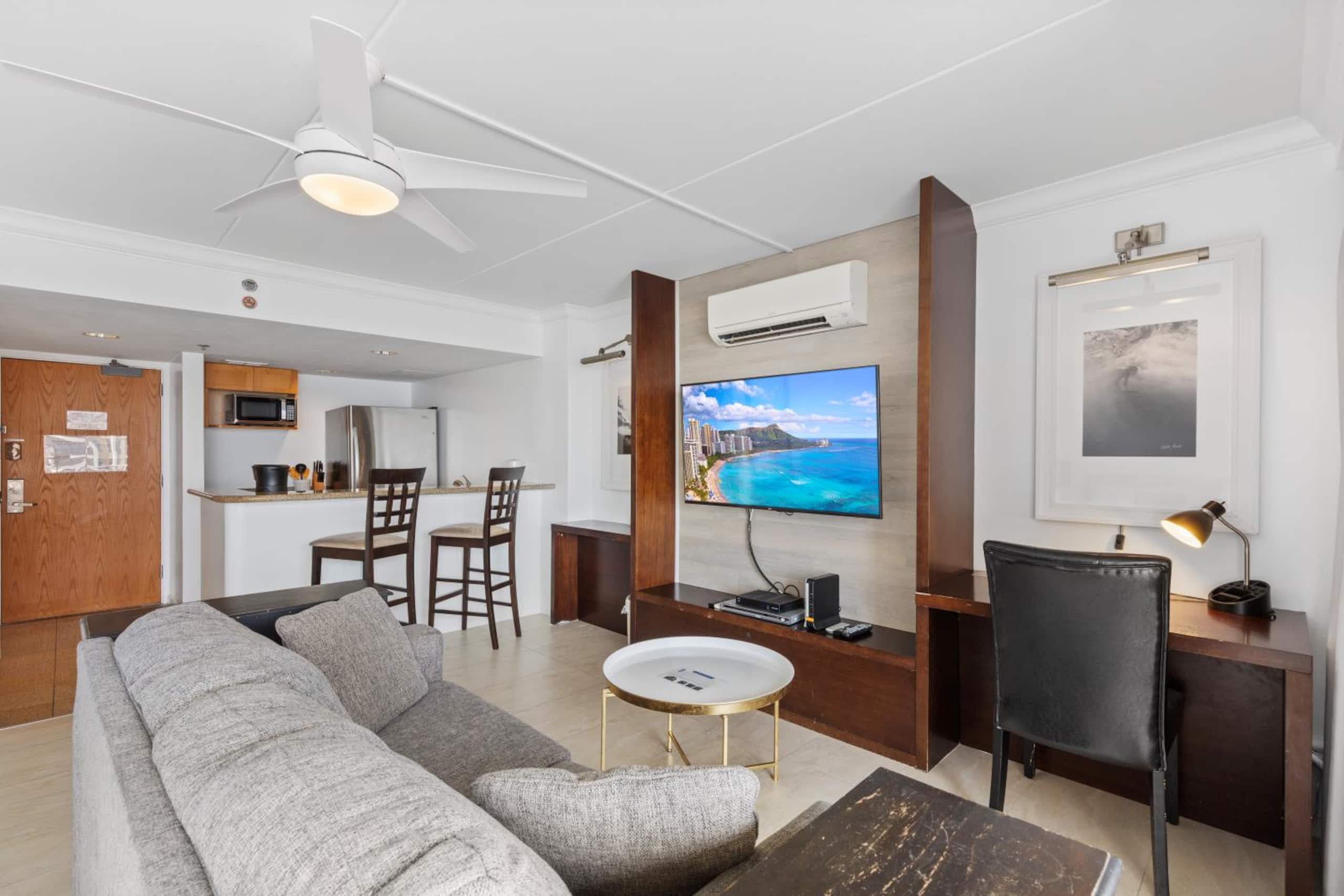 Waikiki Ilikai Resort OceanView Condo with Pools - Image 4