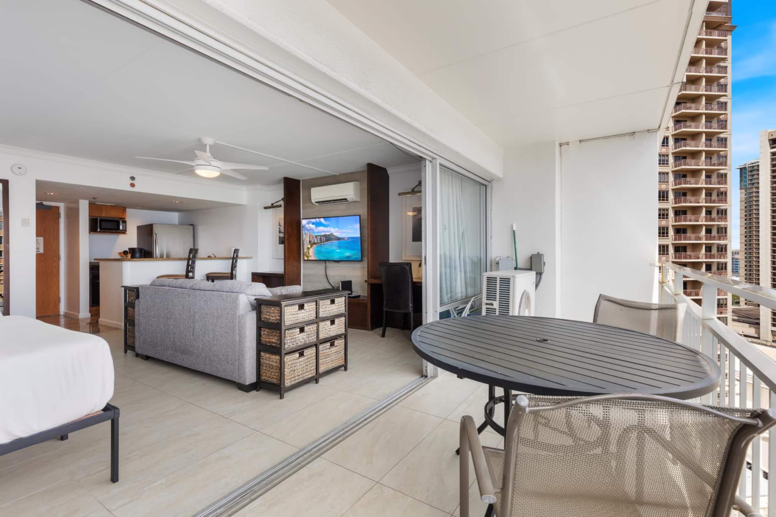 Waikiki Ilikai Resort OceanView Condo with Pools - Image 19