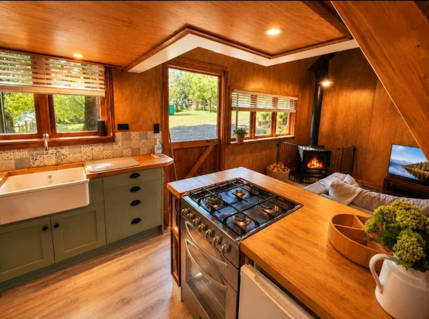 Quaint Akaroa Cabin For Walkers, Hikers & Couples 2