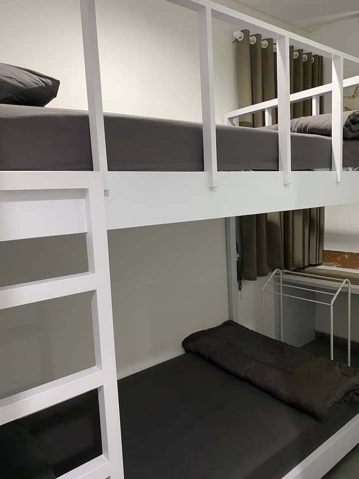 Двуетажно легло 100 см x 200 см с вентилатор на тавана за настаняване на 2 деца. Най - голямата тежест, разрешена за заемане на горното легло, е 50 кг.
Свързано с плъзгаща се врата към другата спалня.