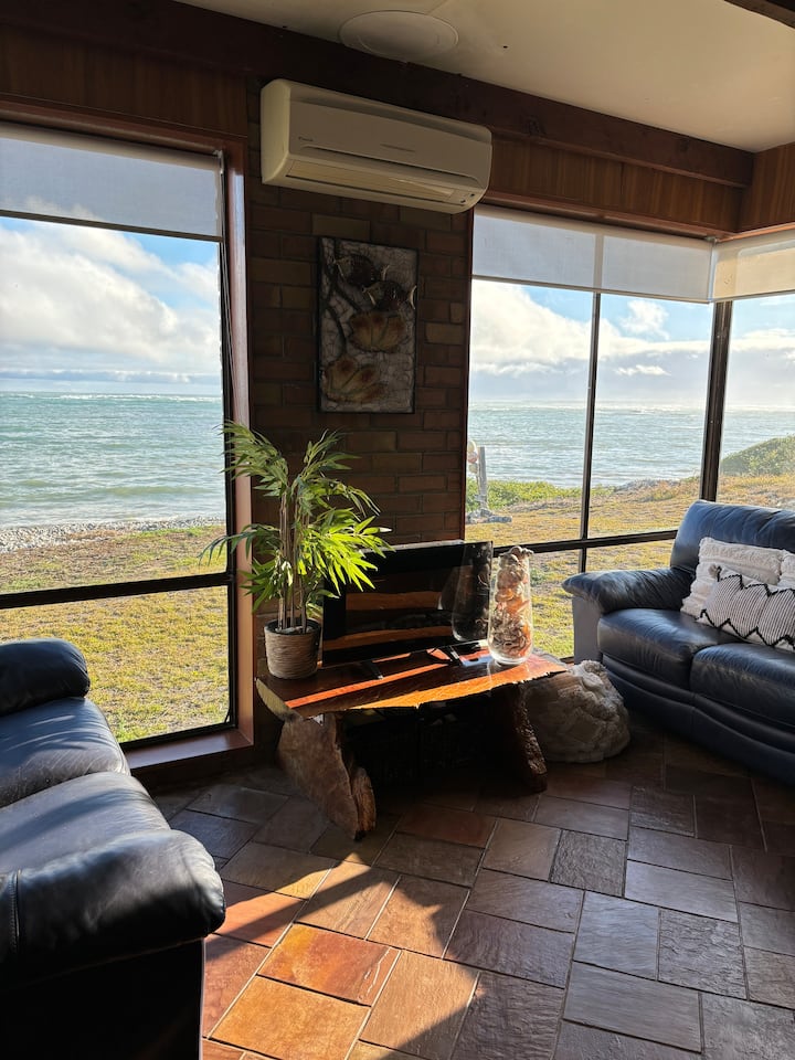 “On The Rocks”-beach House - Australia