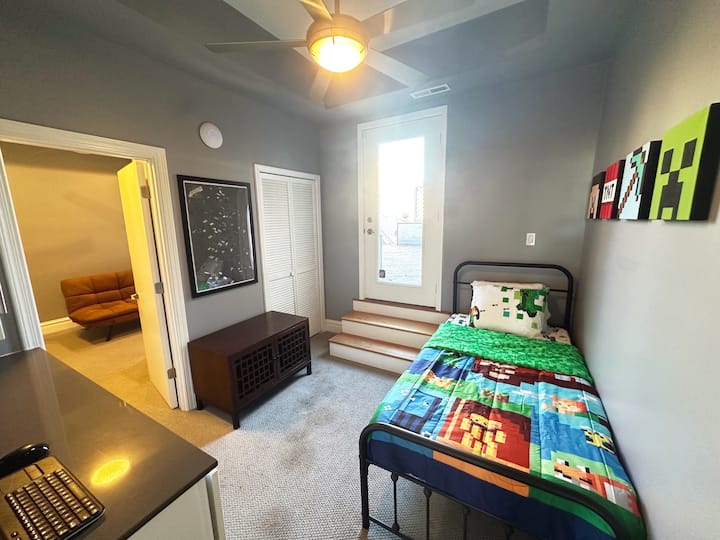 בחדר השינה הזה יש דלת אחורית למרפסת.