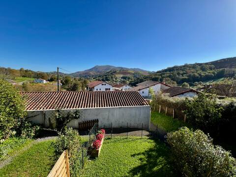 Apartment with garden facing the mountains
