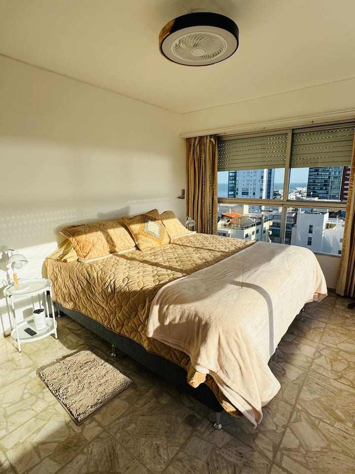 Manželská posteľ s neuveriteľným výhľadom na prístav a záliv Playa Mansa