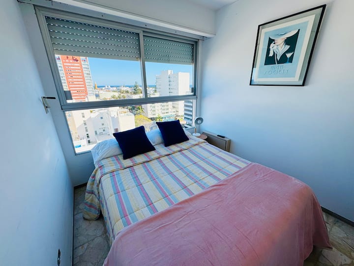 Spálňa s manželskou posteľou. 
Posteľná bielizeň a uteráky. Veľká úložná skriňa. Stropný ventilátor a elektrický sporák.