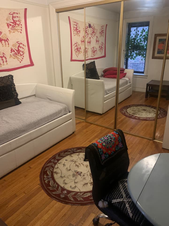 Ogromna soba, tišina s mnogo prostora u ormaru.