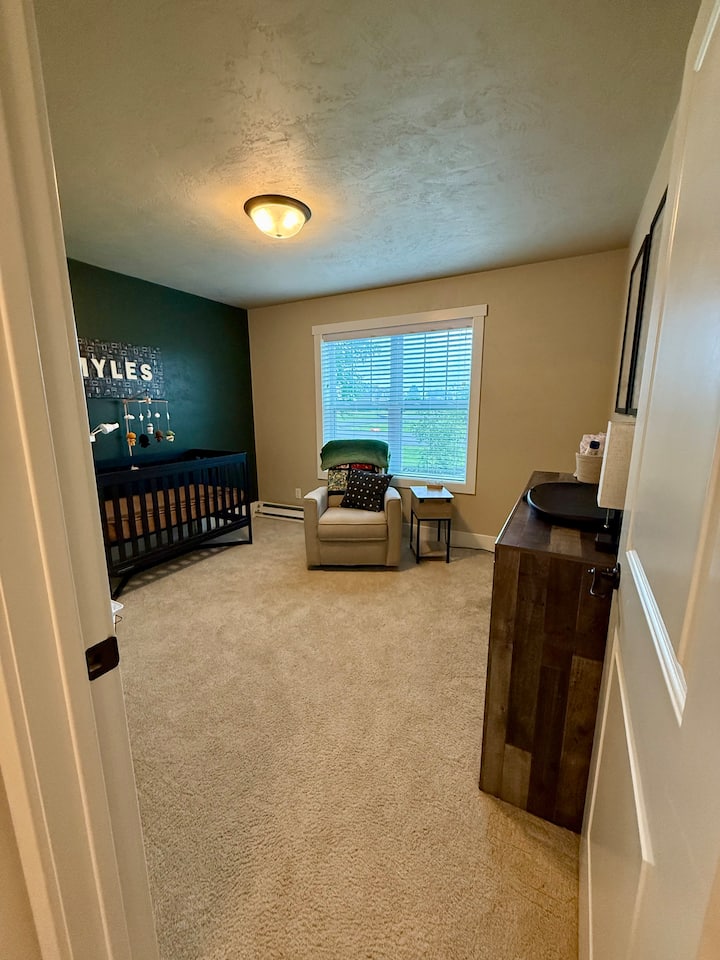 Tendrá un colchón inflable tamaño queen. 