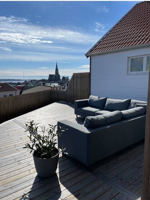 Townhouse central with sea view