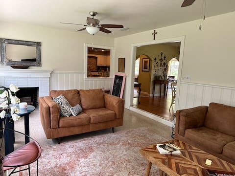 Successful Airbnb property: Delightful DeLand Stetson Charm! in De Land