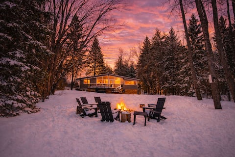 6BR, Hot Tub, Fireplace - Cozy Lakeside Retreat