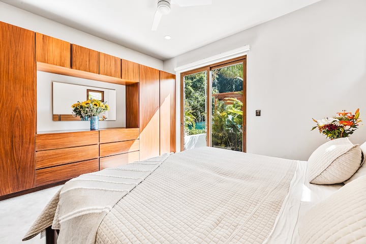 Chumba cha kulala cha 2 chenye kitanda cha King - kinaweza kugawanywa kuwa vitanda viwili.