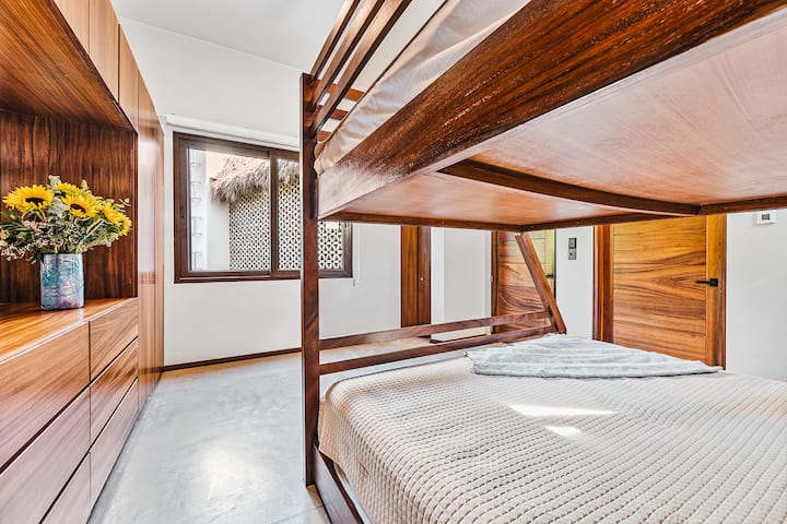 Chumba cha kulala cha 4 chenye kitanda cha ghorofa cha king na queen. Kinatosha watu 4 kwa starehe.