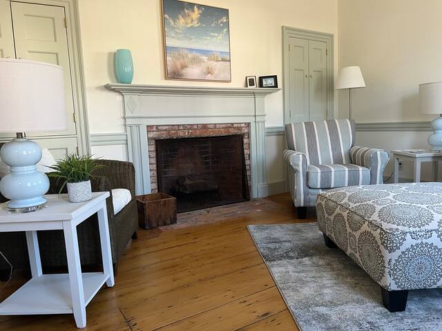 Cottage on Queen gallery image 5