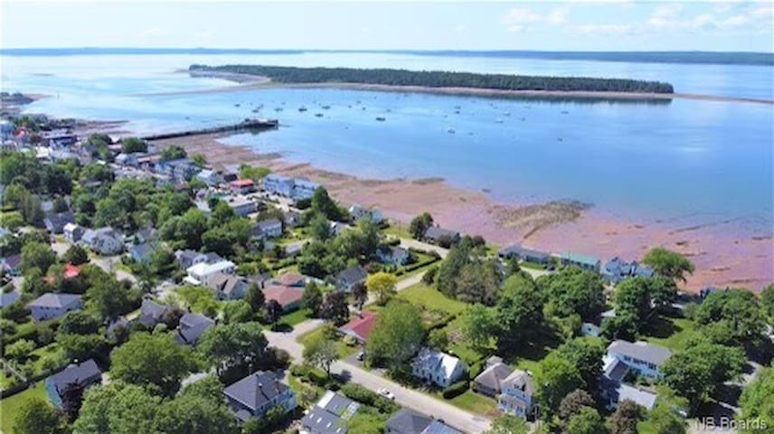Cottage on Queen gallery image 3