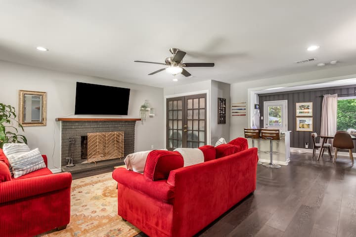 Spacious, Cozy Home W/ Huge Deck & Hot Tub - Grand Prairie, TX