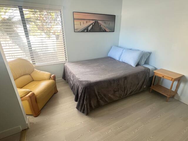 The Electric Beach House ~ 10 Mins To Vegas Strip! gallery image 5