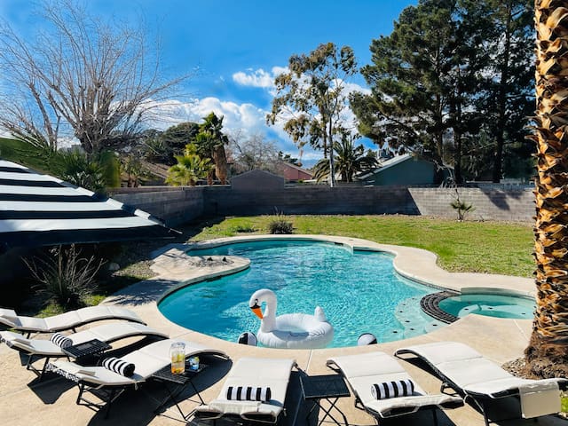 The Electric Beach House ~ 10 Mins To Vegas Strip!