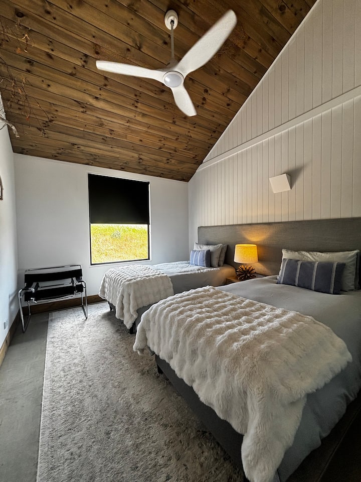 この部屋にはキングシングルベッドが2台あります