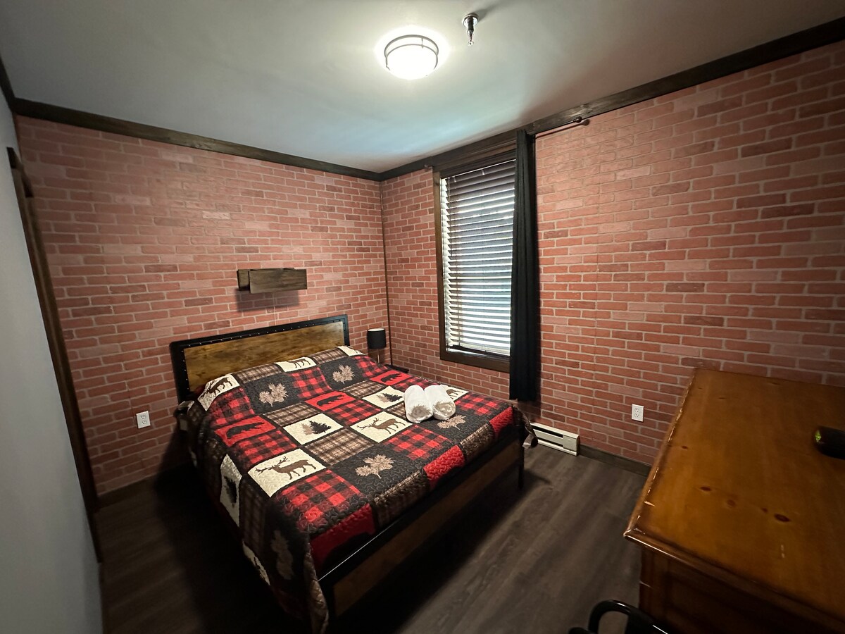 سرير كوين مع خزانة وخزانة ملابس