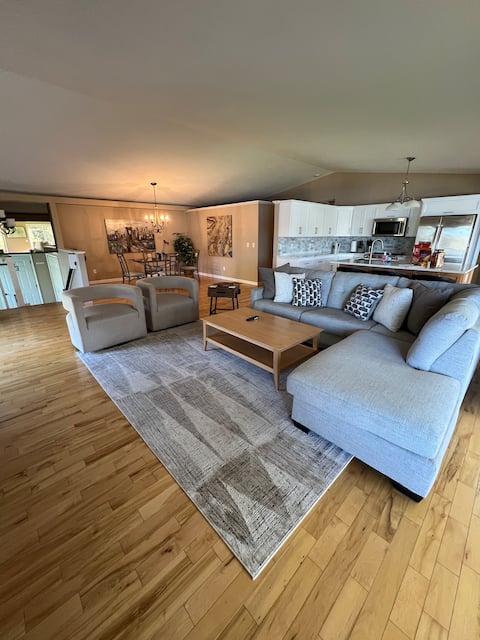 Lake home: hot tub & pool table