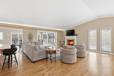 Lake home with pool table, kayaks & fenced in yard