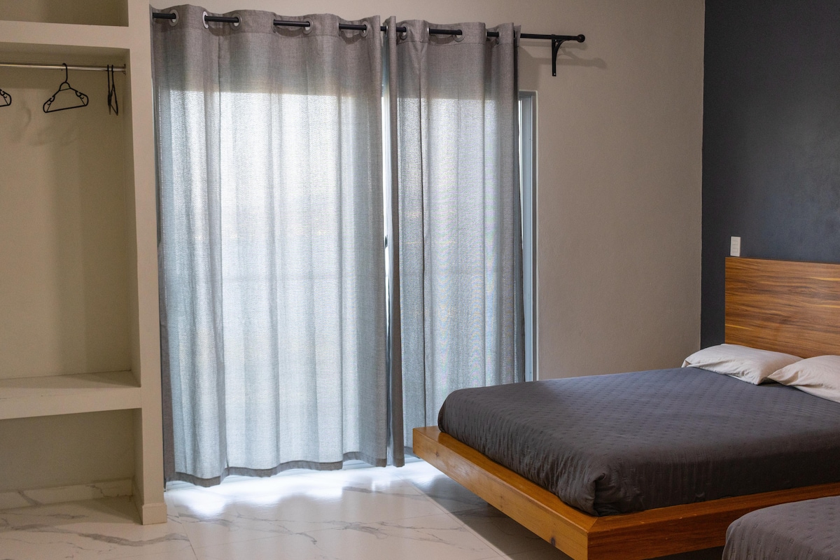 Спална соба на приземје со поглед на езеро и бања на имотот 