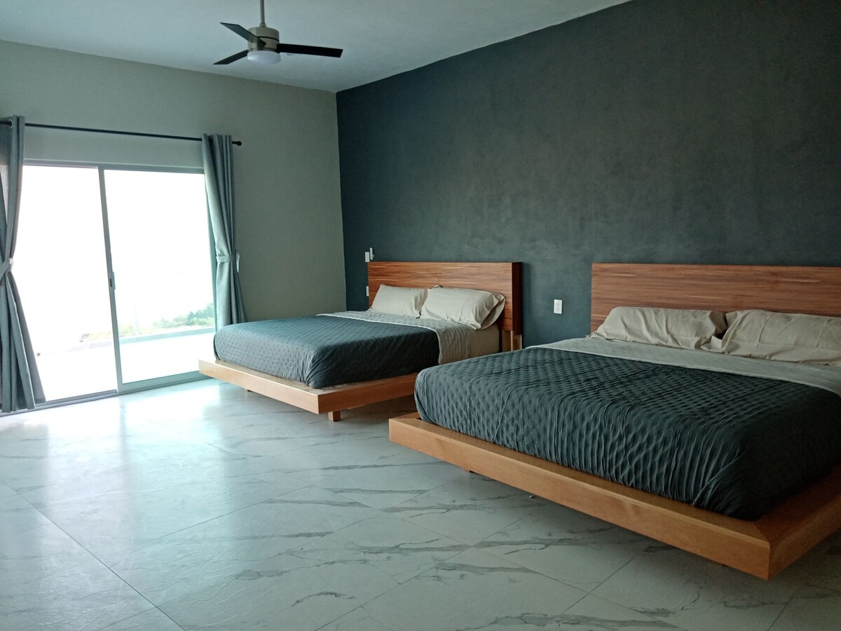 спална соба со балкон и поглед кон езеро