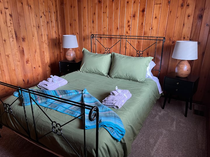 Na našich organických matracoch s avokádom sa dobre vyspíte. Všetka posteľná bielizeň má vysoký počet vlákien. Všetky postele sú vybavené prikrývkami z alpakovej vlny z Ekvádoru.