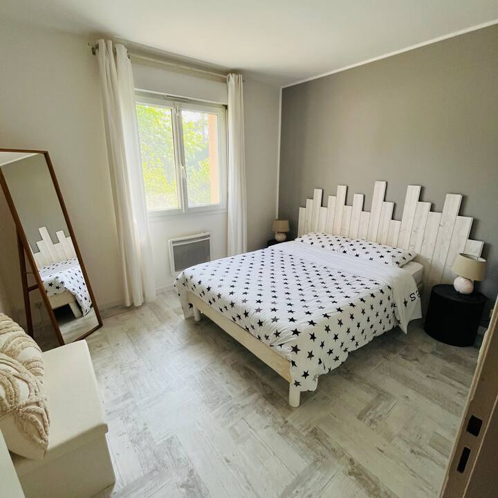 מיטה 140. חדר שינה עם טלוויזיה, ארונות מובנים (חדר הלבשה). נוף לגינה. מיטת מטרייה עם מזרן, סדין מצויד ושמיכת ילדים.