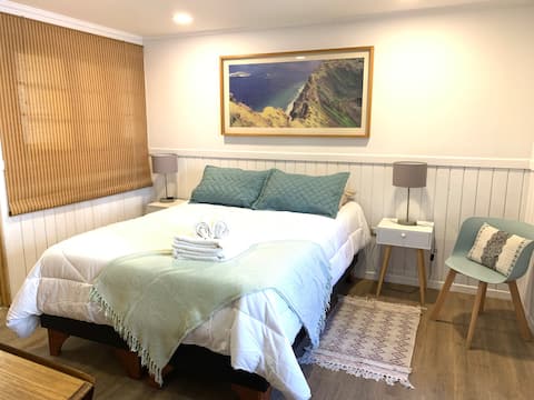 Spacious and quiet double room, central.