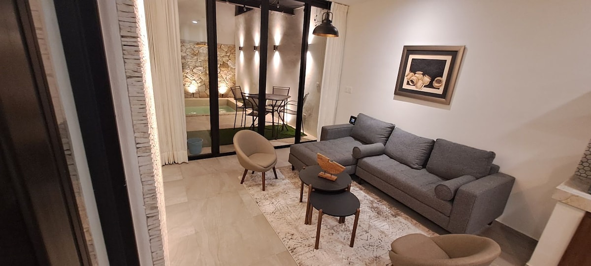 Airbnb con mejor rendimiento: Centrally located luxury villa with pool. (2) en San Nicolas