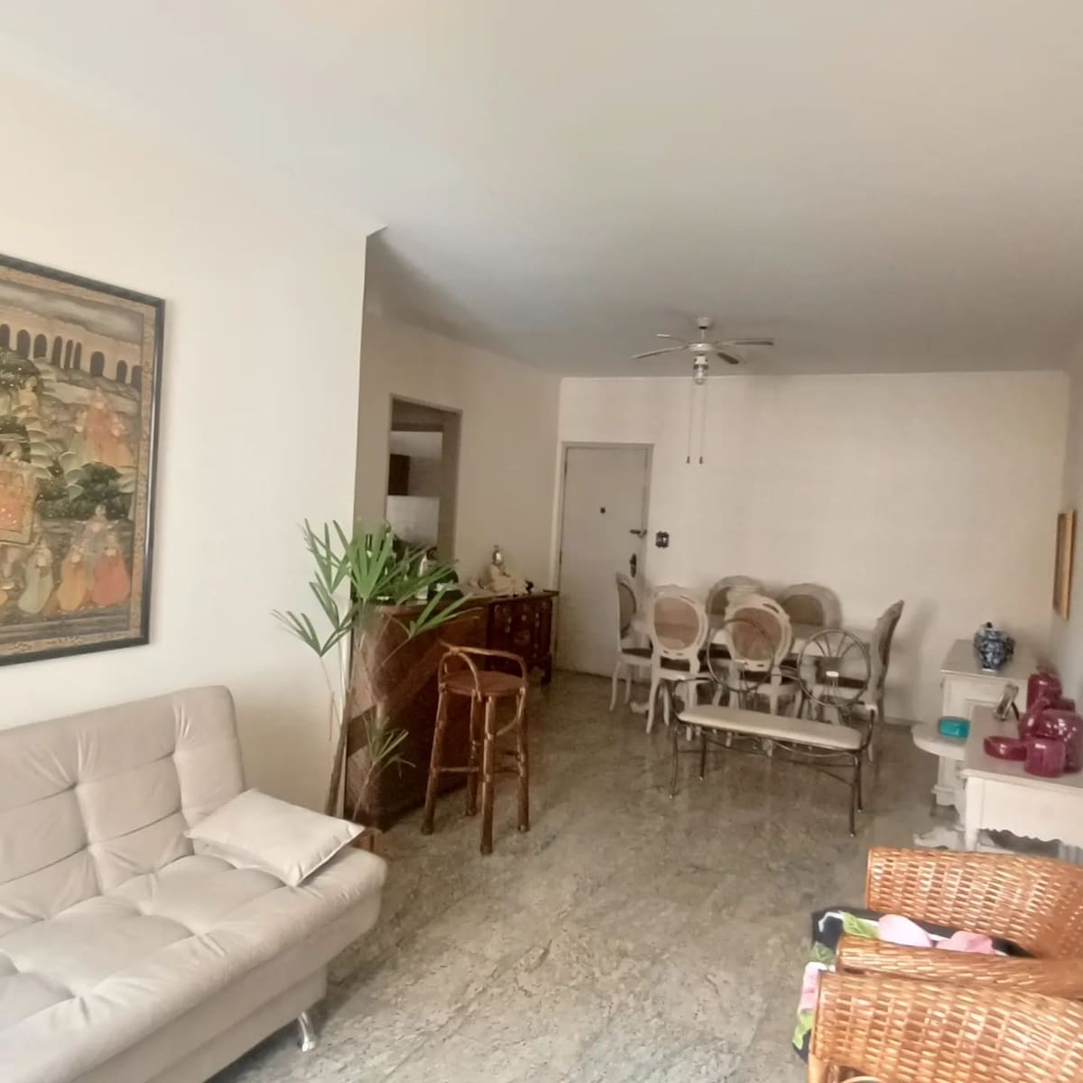 Მისაღები ოთახი სასადილო ოთახით გამოირჩევა კლასიკური დახვეწილი შტრიხებით, რომელიც სითბოსა და გაჯანსაღებას იწვევს.