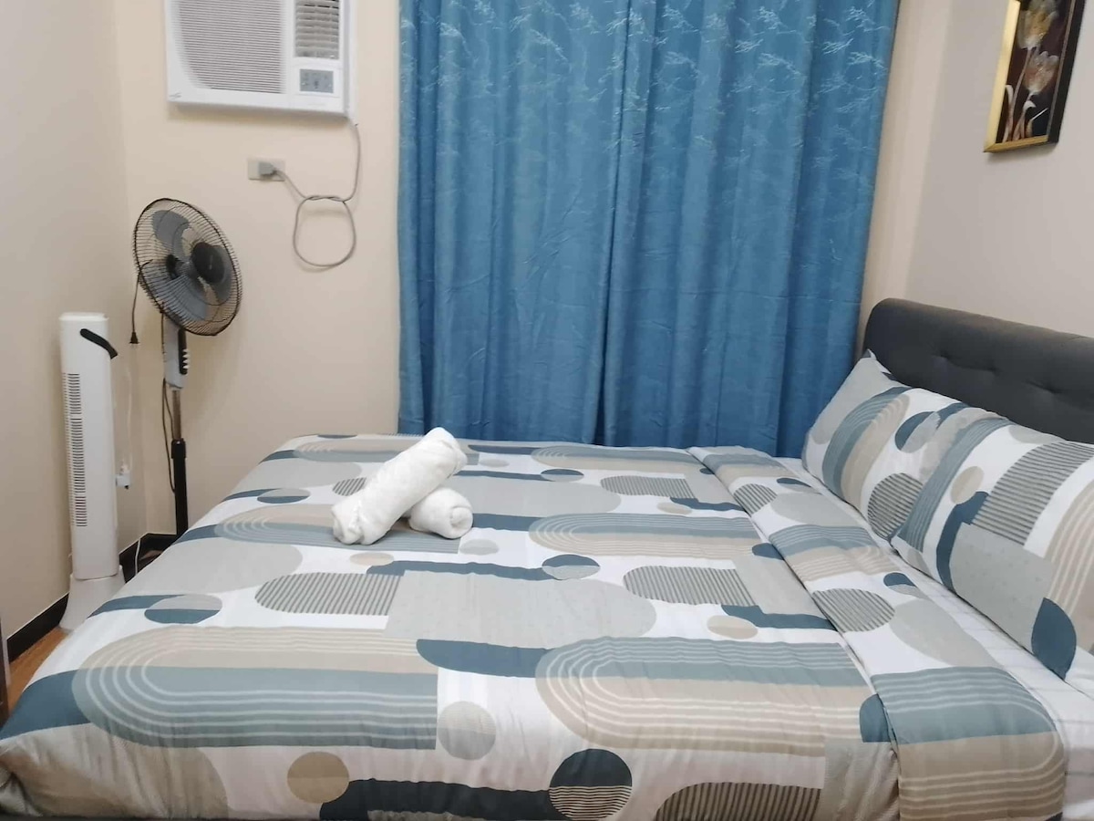 תוכלו להירגע בחדר שינה נעים וממוזג עם מיטת קווין סייז נוחה, מצעים באיכות של מלון, וילונות האפלה, Wi-Fi מהיר וטלוויזיה חכמה עם נטפליקס. ליהנות ממרחב שקט, נקי ופרטי, מושלם למנוחה אחרי סיור במנילה.