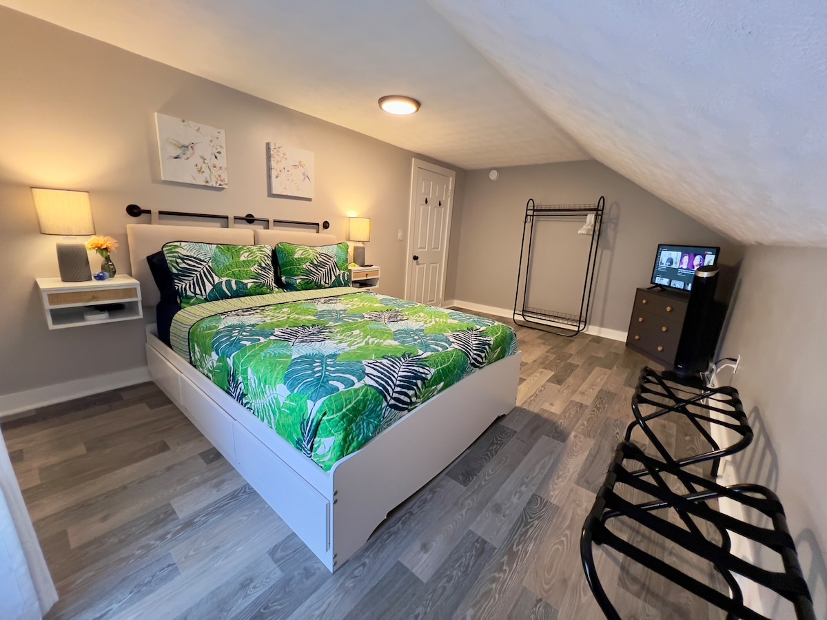 В двойната стая има чекмеджета, вградени в рамката на леглото, закачалка за дрехи, поставки за багаж и малък телевизор. 