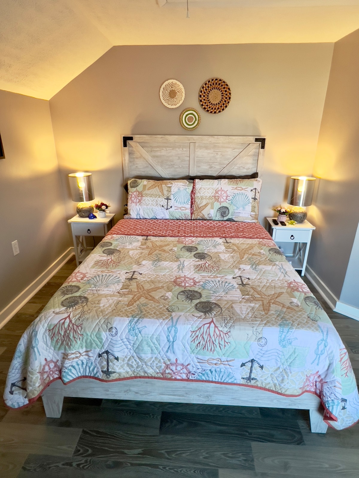 Пълна спалня, оборудвана с дрешник, поставки за багаж и телевизор.