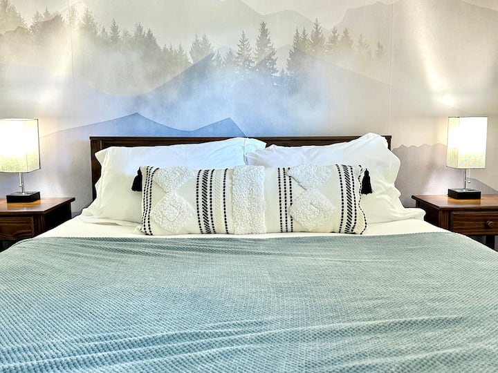 Ground floor Queen bedroom with an extra blanket for the winter