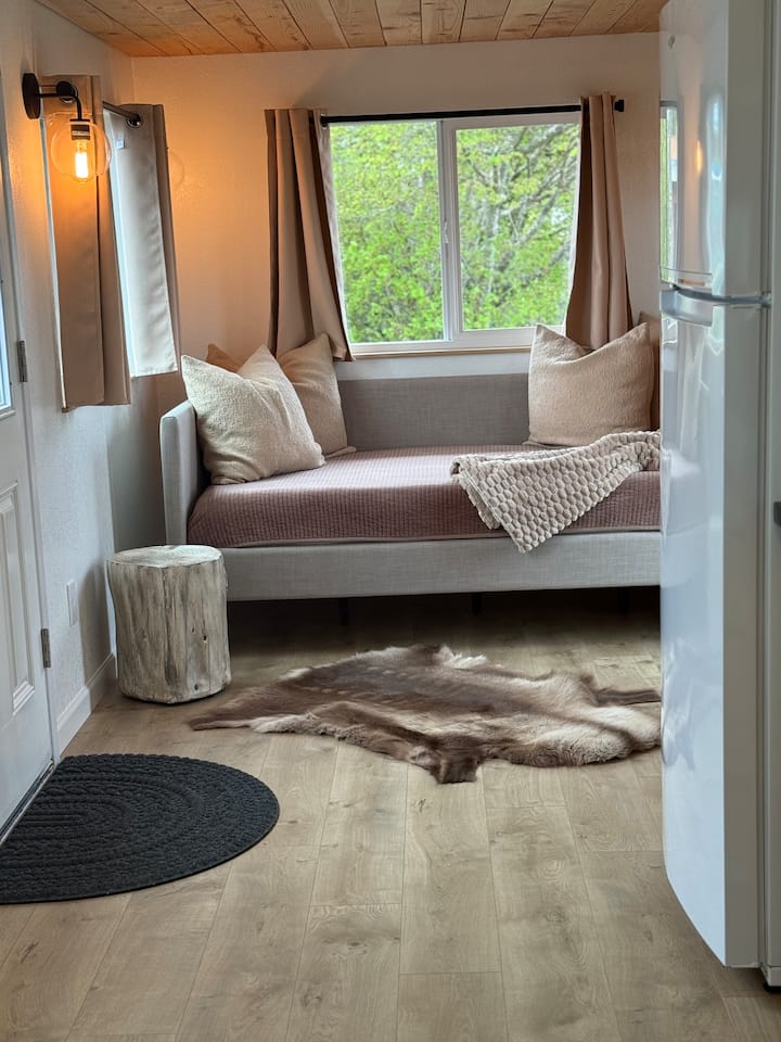Hygge Haus - Tiny, Cozy, + Warm - 福克斯