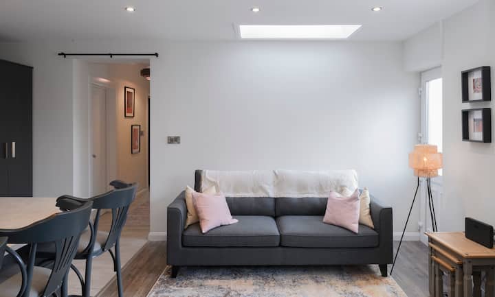 Westport Cottage . Premier Location. With Parking - 웨스트포트