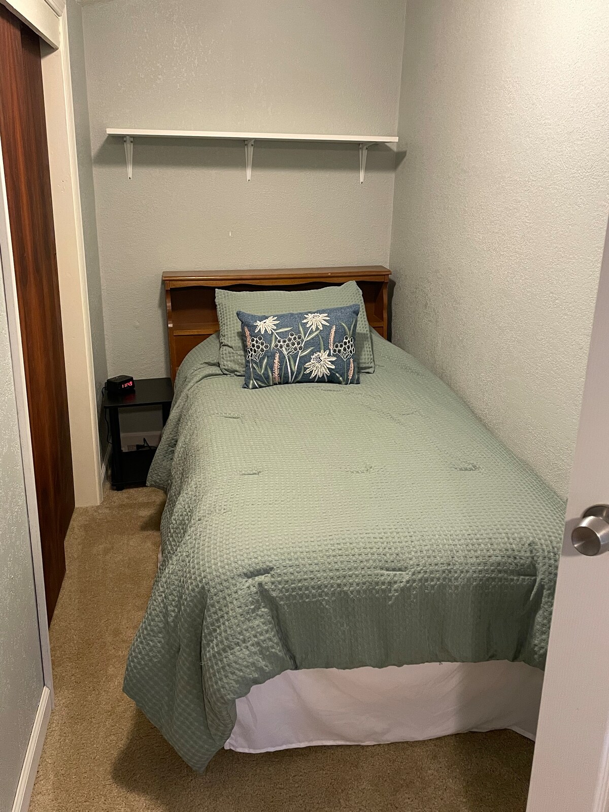 Chumba chenye starehe kilicho na kitanda pacha, sehemu ya kutosha ya kabati, mablanketi laini, mito ya kupendeza na kabati la kujipambia kwa ajili ya vitu vyako. Inafaa kwa ukaaji wa starehe na utulivu.