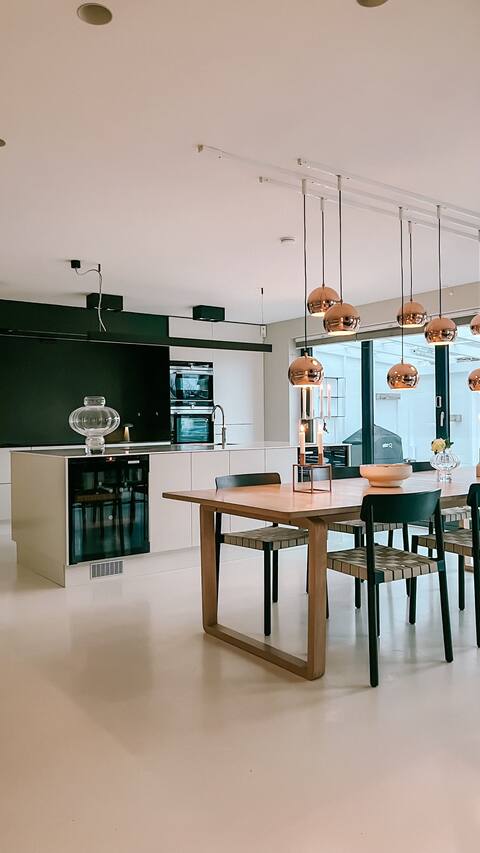 Modern detached house in a central location