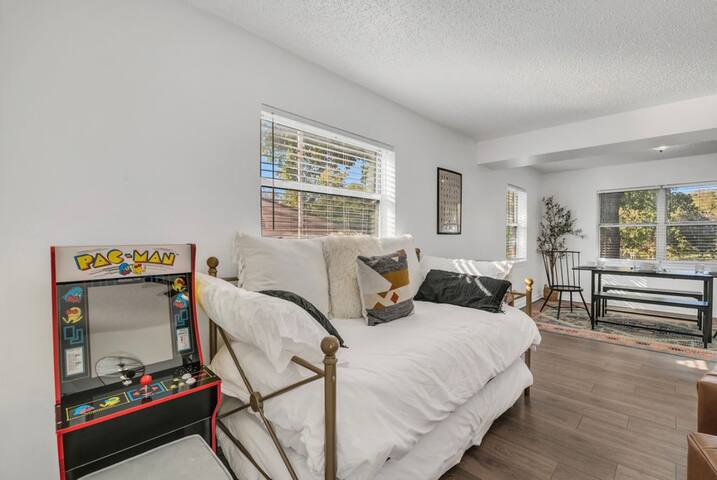 Cozy home w Fire pit! 5 miles to Stockyards gallery image 5