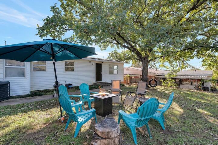 Cozy home w Fire pit! 5 miles to Stockyards gallery image 2