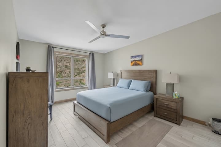 Airplane house - second queen bedroom