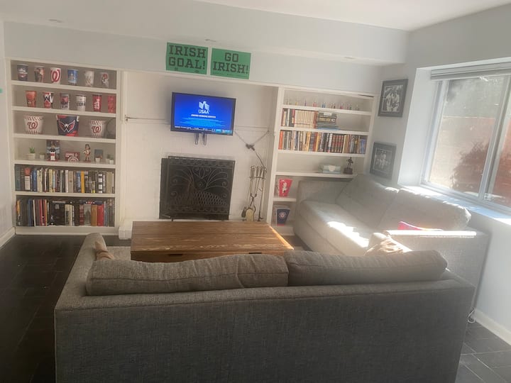 „ბეისბოლის ოთახი“ აანთეთ ცეცხლი, წაიკითხეთ წიგნი და დაისვენეთ. 