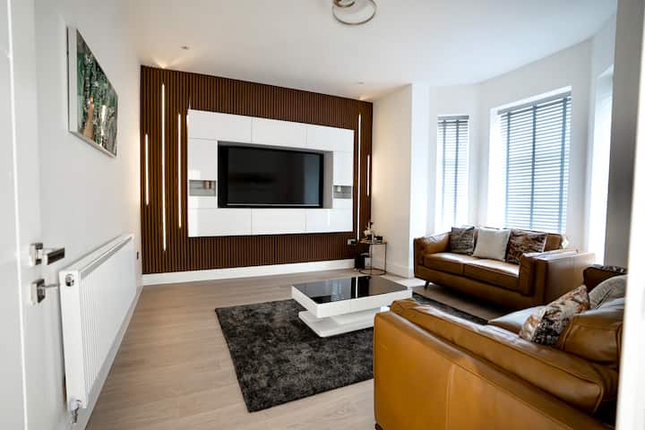 Luxury 6 Bedroom House With Cinema & Games Room - Manchester